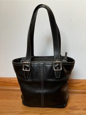 Authentic COACH Vintage Hamptons Black Leather Medium Tote Handbag